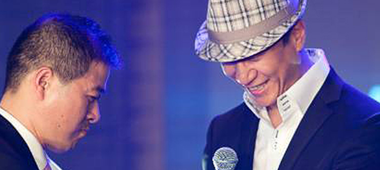 10月19日，孫紅雷出席杭州百貨大樓“雷諾·騎士之盾新品簽售會”。